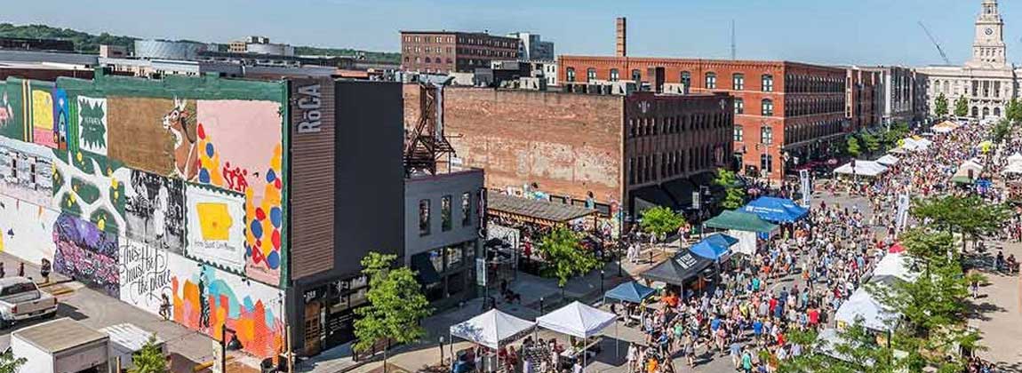 The Des Moines Farmers Market, Iowa. Picture sourced from The DSMPartnership https://www.dsmpartnership.com/downtowndsmusa/news-blog/blog/how-to-navigate-the-downtown-farmers-market-in-2022